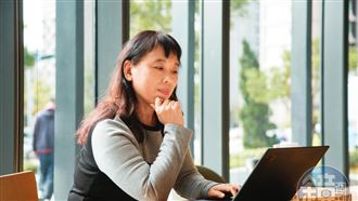 鋼琴老師Mina靠著長期投資台積電、裕融兩檔個股，退休目標提前達陣。（圖／鏡週刊）