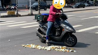 一名騎車載蛋的阿姨不慎將多顆蛋摔破。（圖／翻攝自《路上觀察學院》）
