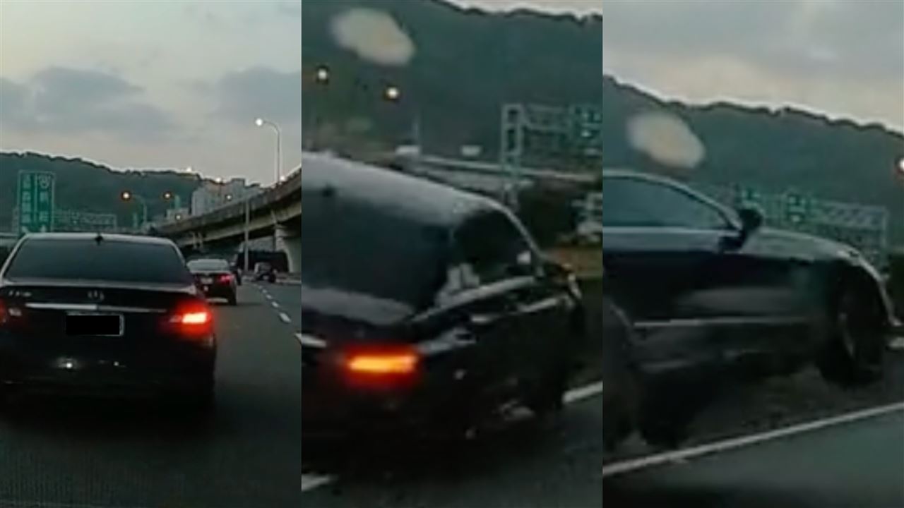 打右轉燈卻直撞護欄！網傻眼：自撞系統？