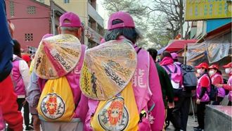 ▲誠心跟隨四媽祖的信徒。（圖／翻攝自桃園龍德宮臉書專頁）