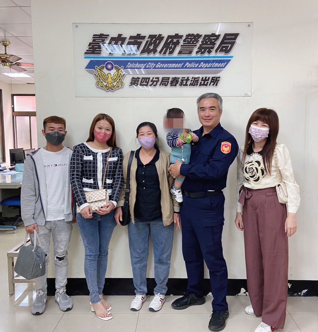 男嬰服用感冒藥後突然意識不清,家屬慌張不知所措直衝春社派出所,所長邱量虔立即指揮員警開警車護送男嬰就醫,男嬰出院後,家屬帶著男嬰來答謝救命恩人。(圖/翻攝畫面)