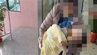 男嬰，吃感冒藥意識不清，直衝春社派出所，警車護送就醫，所長（圖／翻攝畫面）