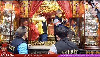 ▲白沙屯媽祖開爐儀式，媽祖聖容再現。（圖／翻攝自白沙屯拱天宮臉書直播畫面）