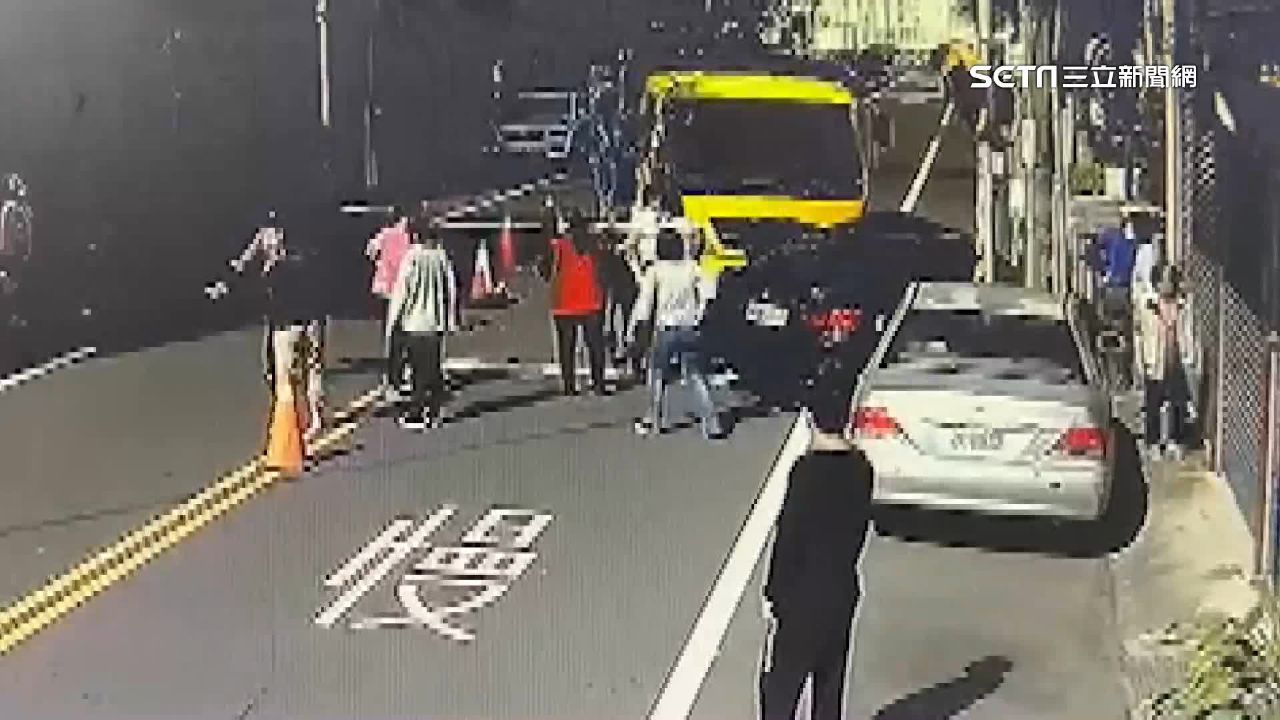 貨車撞上左轉車　衛生所人員即刻救援