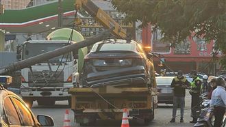 吊車勾斷電線桿砸爛送修奧迪。（圖／台南式 Tainan Style 臉書粉專授權提供）