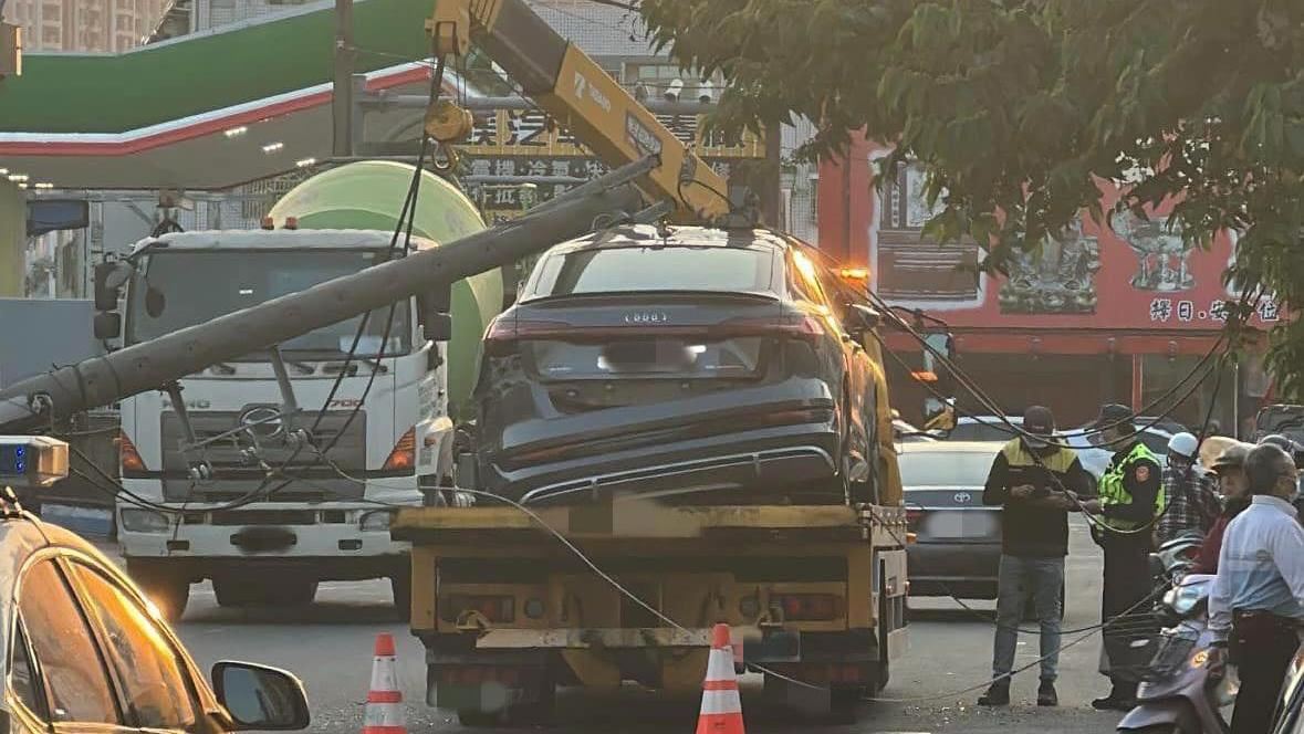 吊車勾斷電線桿　車上奧迪被砸爛傻眼了