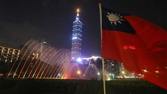 台北101國慶點燈　搭配噴水表演吸睛迎雙十國慶，台北101大樓8日晚間起一連3天晚間，將外牆眉燈改為象徵國旗的藍白紅三色、頂冠打上雙十字樣，以LED燈顯示「2017一起更好TAIWAN BETTER」等字慶祝，特殊燈光搭配國父紀念館前噴水演出，絢麗奪目。中央社記者徐肇昌攝　106年10月8日