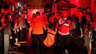 印尼國家石油公司油庫爆炸，民宅遭波及已致13死。（圖／路透社）