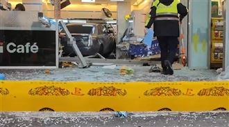 板橋汽車整輛撞進超商（圖／翻攝畫面）