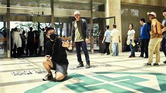 電影《疫起》耗時三年打造  金獎導演林君陽透過原型人物重新雕塑角色。（圖／CATCHPLAY提供）