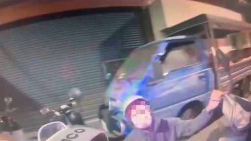 他酒駕遭取締居然下跪　警斥：別這樣