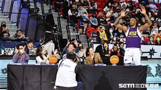 ▲「魔獸」霍華德（Dwight Howard）在T1明星賽灌籃大賽擔任評審。（圖／記者劉彥池攝影）