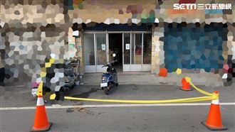 彰化男子牽電動自行車要進家裡去卻摔倒遭機車壓住，雖試圖撐起，最後仍被壓住7小時，送醫不治。（圖／翻攝畫面）