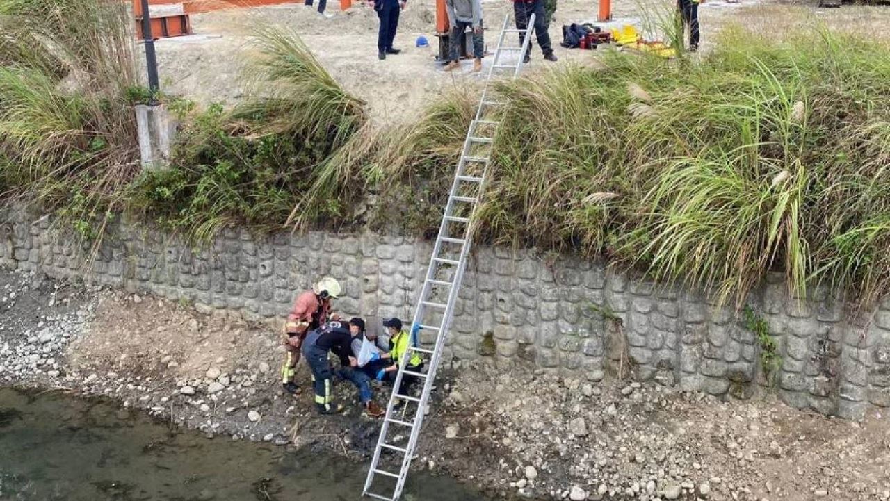 新／工人跌落2樓高大圳溝　警消急救援