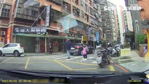 2學童徬徨站在路邊　騎士霸氣一擋暖翻了