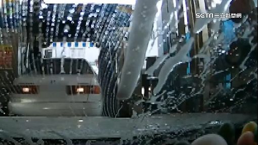 洗車也出車禍！前車突倒退　員工驚險逃命