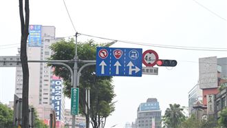 ▲道路、馬路、道路交通指向線、交通號誌、紅綠燈。（圖／鍾釗榛攝影）