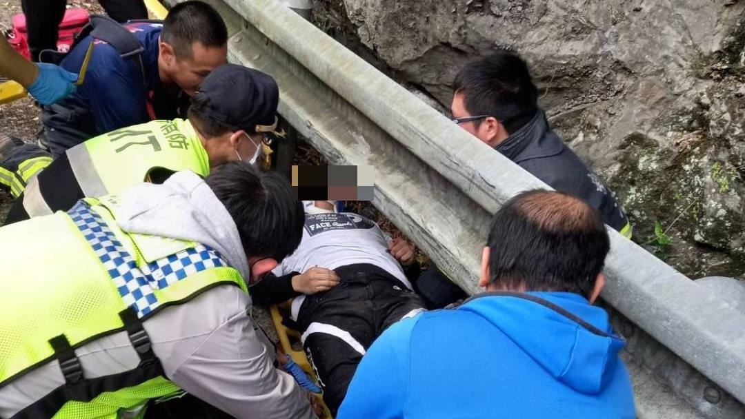 北宜財茂彎自摔！　騎士受困護欄拔不出來