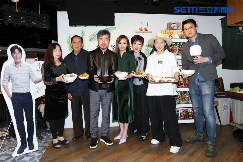 王瞳與艾成父母、黃國倫、寇乃馨、張芸京出面感謝媒體。（圖／記者楊澍攝影）