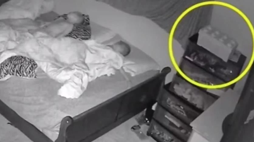 玩具盒半夜「自動摔落」　她看監視器嚇傻
