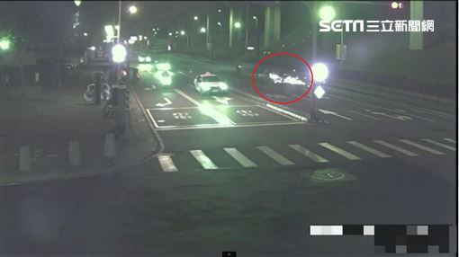 騎士違規蛇行遭攔查！自摔被警車撞輾送醫