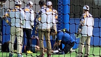 全中運網球選手滑倒退賽  新竹縣府：已改善場地全國中等學校運動會網球資格賽2日在新竹縣開打，但舉行國中組賽事的中正網球場有選手因場地不平導致滑倒退賽，引發場地安全疑慮。縣府表示，選手受傷原因主要是不熟悉場地，加上人工草皮摩擦力較不足，已再鋪沙增強。（台灣運動產業協會理事長徐正賢提供）中央社記者郭宣(文三)傳真  112年3月2日