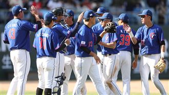 經典賽熱身賽　台灣隊3連勝（1）世界棒球經典賽台灣隊最後一場自辦熱身賽27日與味全龍隊交手，先發投手胡智(為)表現亮眼，投4.1局無失分，率隊以5比1拿下3連勝。賽後選手在場中擊掌致意。中央社記者張新偉攝　112年2月27日