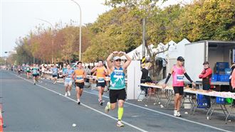 ▲台南古都半程馬拉松登場，沿途有美景、小吃相伴。（圖／翻攝自黃偉哲臉書）