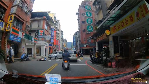 又見行人地獄！　年邁夫妻過馬路遭撞彈飛