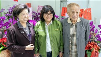 王美惠當選立委　張博雅夫婦道賀嘉義市立委當選人王美惠（中）12日展開謝票行程，監察院長張博雅（左）與夫婿紀展南（右）也到競選總部道賀。（王美惠競選總部提供）中央社記者黃國芳傳真　109年1月12日