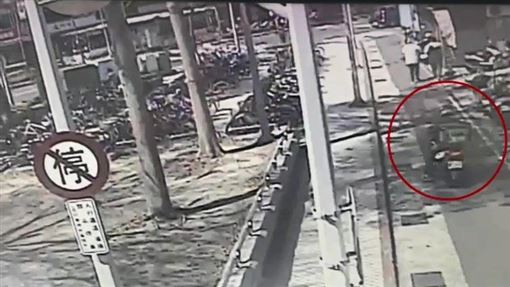 三重外送員疑身體不適！撞路邊機車送醫亡