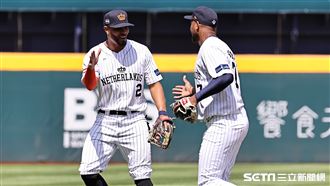 ▲世界棒球經典賽官辦熱身賽，荷蘭隊游擊手柏嘉斯（Xander Bogaerts）和二壘手史庫普（Jonathan Schoop）擊掌。（圖／記者劉彥池攝影）
