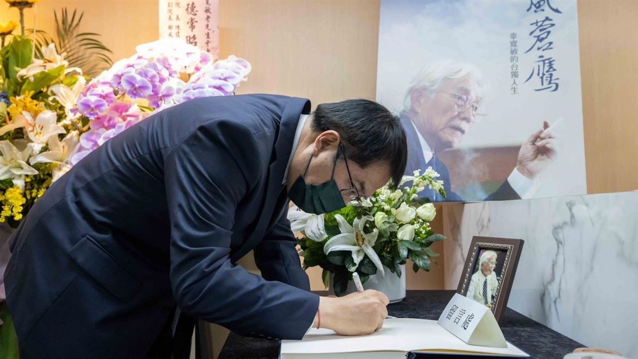 黃偉哲北上悼念辜寬敏：蒼鷹精神永遠翱翔