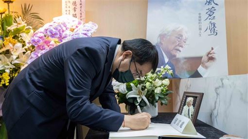 黃偉哲北上悼念辜寬敏：蒼鷹精神永遠翱翔