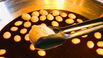 面對台灣雞蛋供應不穩問題，南投日月潭紅茶觀光工廠「喝喝茶」今（5）日公告，即日起，館內的紅茶蛋每人限購2顆，自上午9點開賣至售完為止。圖/粉專