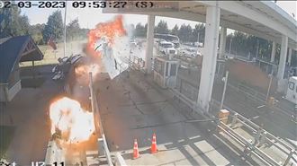 時速200Km撞分隔島　車體支離破碎成火球（圖／翻攝自推特）