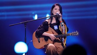 中國搖滾樂團「與非門」主唱蔣凡驚爆離世，由於先前沒有任何前兆，消息來的十分突然，讓歌迷們相當錯愕。蔣凡所屬的樂團「與非門」發文哀悼，字句間流露著不捨情緒，但對於死因始終守口如瓶，「她跟我們說，朋友們一定要問起她的話，就說她出國了」。微博