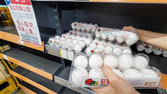 蛋荒衝擊  賣場祭出限購令（2）因低溫、禽流感等因素，台灣近期出現缺蛋潮，台北市文山區5日有一家連鎖賣場備有盒裝雞蛋供民眾採買，蛋架上貼有限購公告「每人每次限購2盒」。中央社記者鄭清元攝  112年3月5日