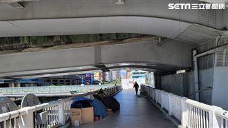 台北市1名許姓街友猝死在市民大道及承德路口的天橋。（圖／翻攝畫面）