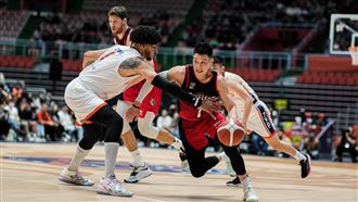 林書豪繳出26分14籃板，帶領球隊以30分之差痛宰領航猿。（圖？高雄鋼鐵人提供）