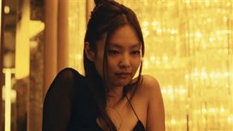 ▲Jennie的戲劇處女秀是HBO新劇《THE IDOL》。（圖／翻攝自The WeekndYouTube）