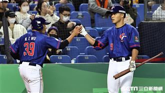▲世界棒球經典賽官辦熱身賽，台灣隊吳念庭回本壘得分和王柏融擊掌。（圖／記者劉彥池攝影）