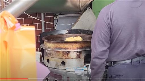 蔥油餅闆娘彈鈔完整影片曝　爆料者：意外