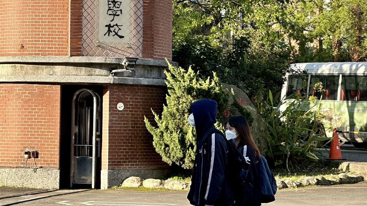 校園口罩鬆綁首日！多數學生仍戴口罩