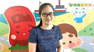 蘇桂英醫師解說，HAE可能是體染色體的顯性遺傳，或者自發性的突變所造成，目前尚難以找出明確的誘因，常見的可能誘因為荷爾蒙影響、壓力過大、感染、外來創傷、睡眠不足等，發作前通常毫無先兆，防不勝防。