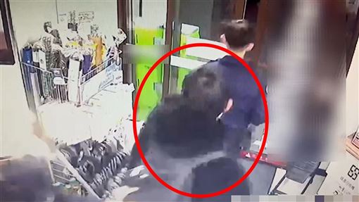 獨／不長眼！菜鳥車手警所旁提款被警逮