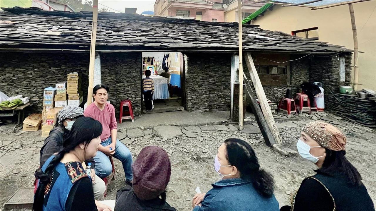 白髮送黑髮…伍麗華收「禮」自覺心靈貧乏