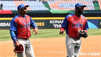 ▲世界棒球經典賽官辦熱身賽，古巴隊左外野手塞佩達斯（Yoenis Cespedes）、中外野手羅伯特（Luis Robert）。（圖／記者劉彥池攝影）