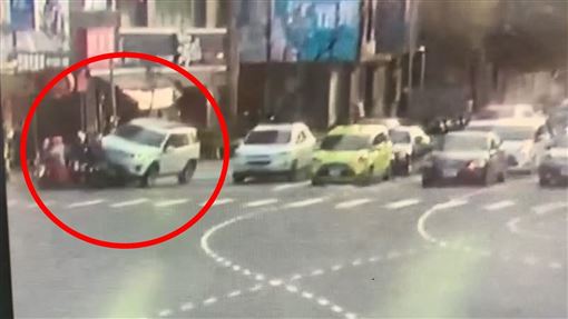 土城休旅車追撞7機車2人傷　驚悚畫面曝光