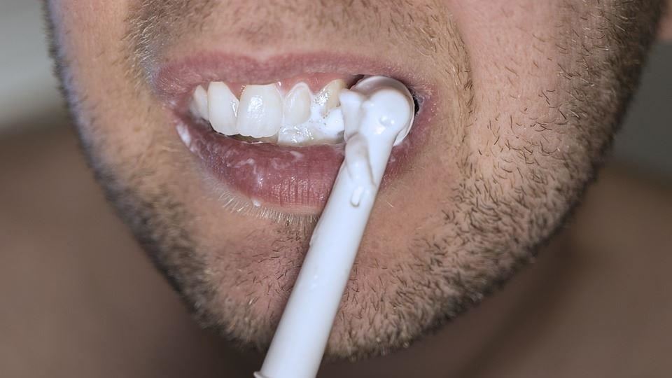 牙齒敏感？醫：第一件事不是買抗敏感牙膏
